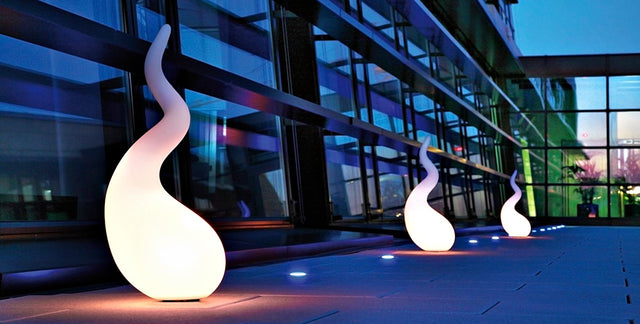 next ALIEN Standleuchte Outdoor vor Büro